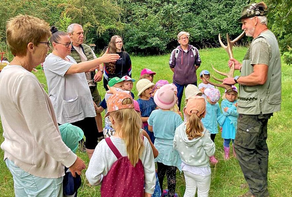 Beim Wald- und Wiesentag im Mühlenholz war der Jäger Detlef Hoffmann ein gefragter Mann.