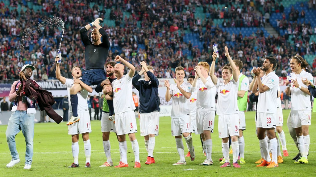 RB-Keeper Fabio Coltorti wird nach seinem Tor gegen Darmstadt 98 auf den Schultern seiner Mitspieler getragen.