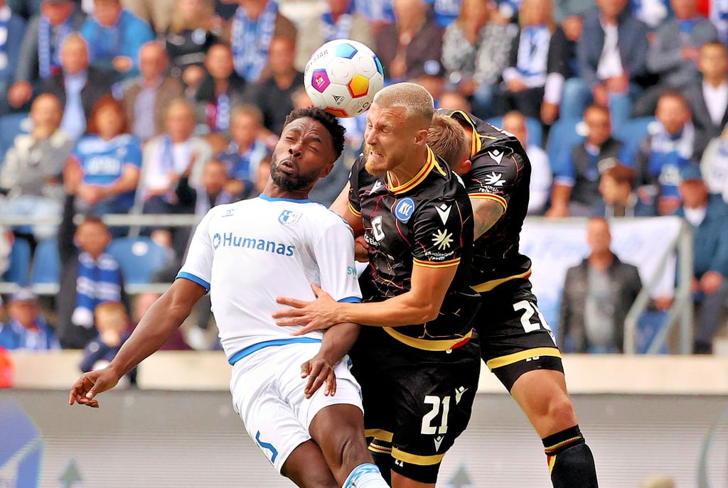 Erwartet mit dem 1. FC Magdeburg gegen Hannover 96 ein kampfbetontes Auswärtsspiel: Abwehrspieler Daniel Heber (l.), hier gegen Marco Thiede und Marcel Franke vom Karlsruher SC.