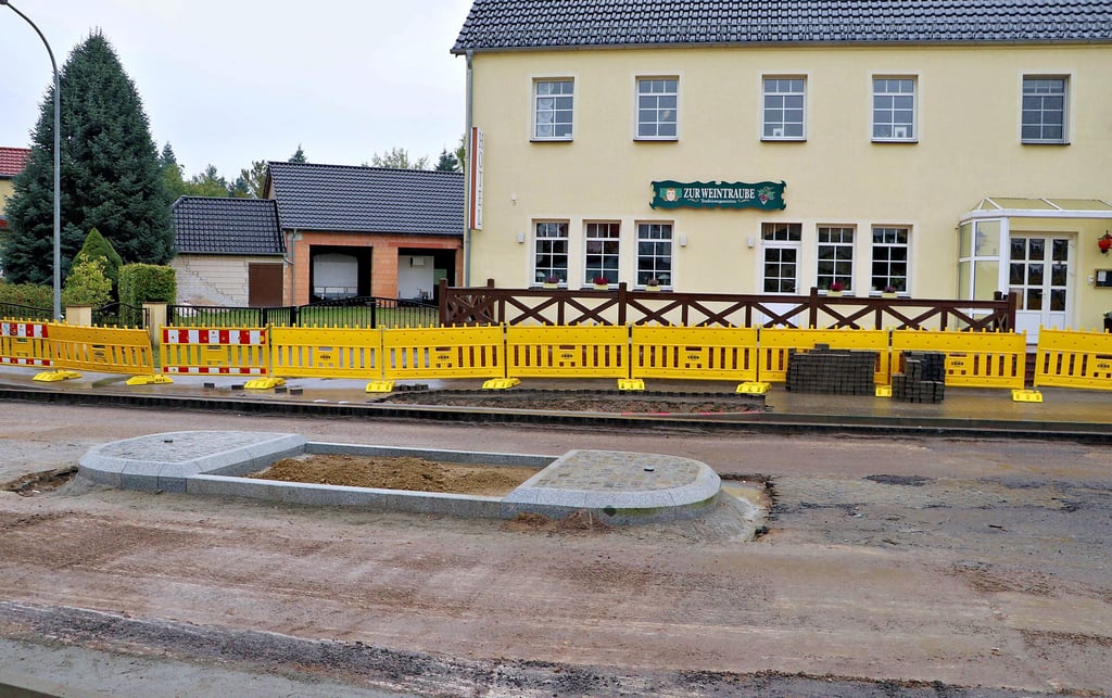 Diese Querungshilfe befindet sich jetzt schräg vor einer Ein- und Ausfahrt zum Hof der Gaststätte „Weintraube“ in Schweinitz. Gegenüber ist die Zufahrt zu drei Häusern. Die Bewohner befürchten große Probleme.