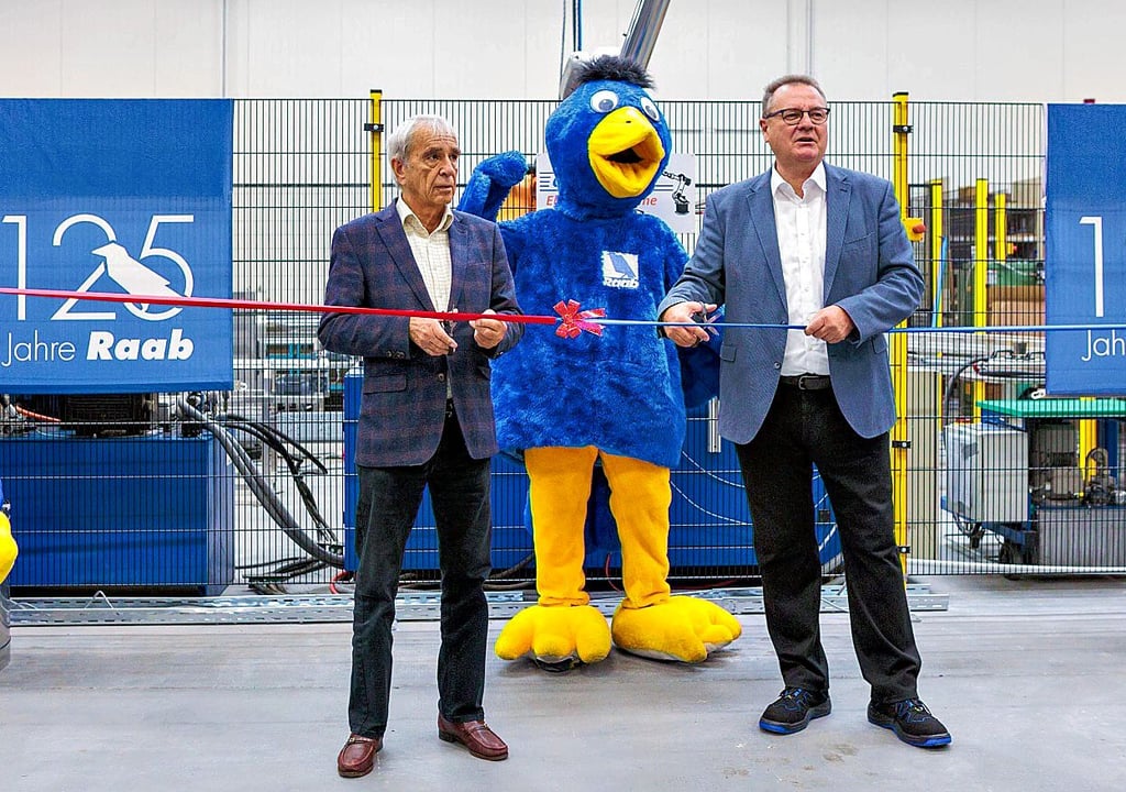 Feierlicher Augenblick: Michael Heraeus und Geschäftsführer Rolf Wagenfeld durchschneiden das Band und geben die Produktion frei.