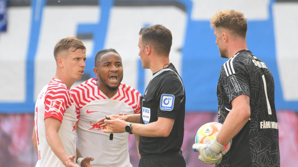 Schiedsrichter Harm Osmers diskutiert mit Dani Olmo (l.) und dem Ex-Leipziger Christopher Nkunku.