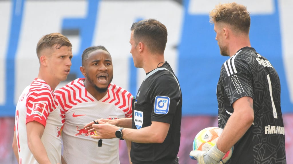 Schiedsrichter Harm Osmers diskutiert mit Dani Olmo (l.) und dem Ex-Leipziger Christopher Nkunku.