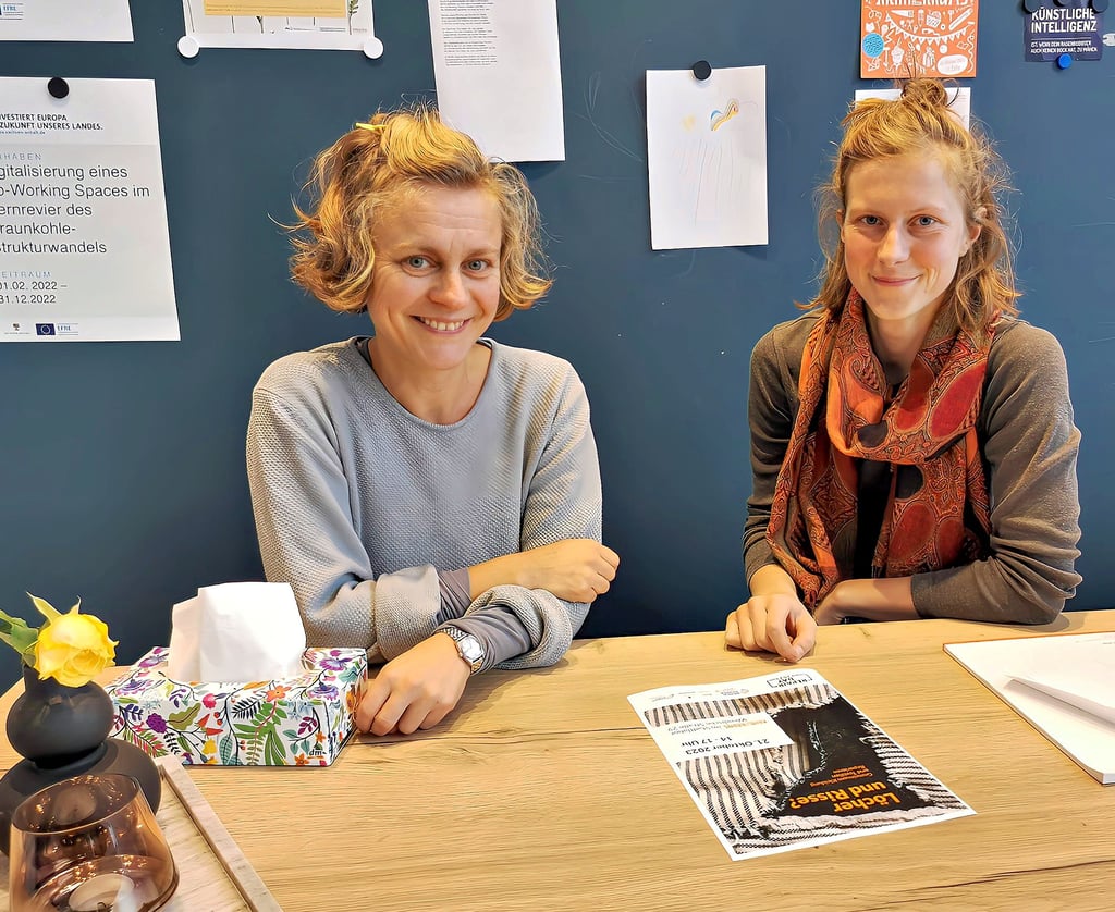 Kathrin von Ow und Charlotte Blume (r.) arbeiten daran, das Projekt „krimZkrams“ in Zeitz zu etablieren. Samstagnachmittag laden sie zum gemeinsamen Stopfen und Nähen in das Stadtlabor ein.