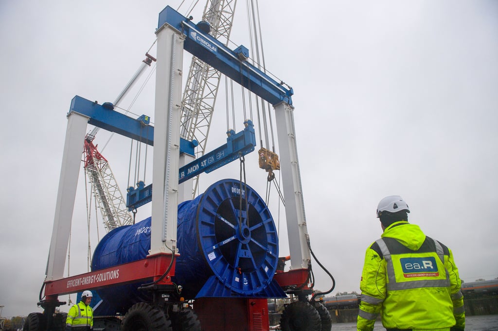 Die erste von mehr als 300 Spulen mit Erdkabel kommt im Magdeburger Hafen an.
