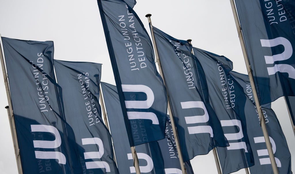 Fahnen mit dem Logo der Jungen Union (JU) wehen beim Deutschlandtag der Jungen Union im Wind.