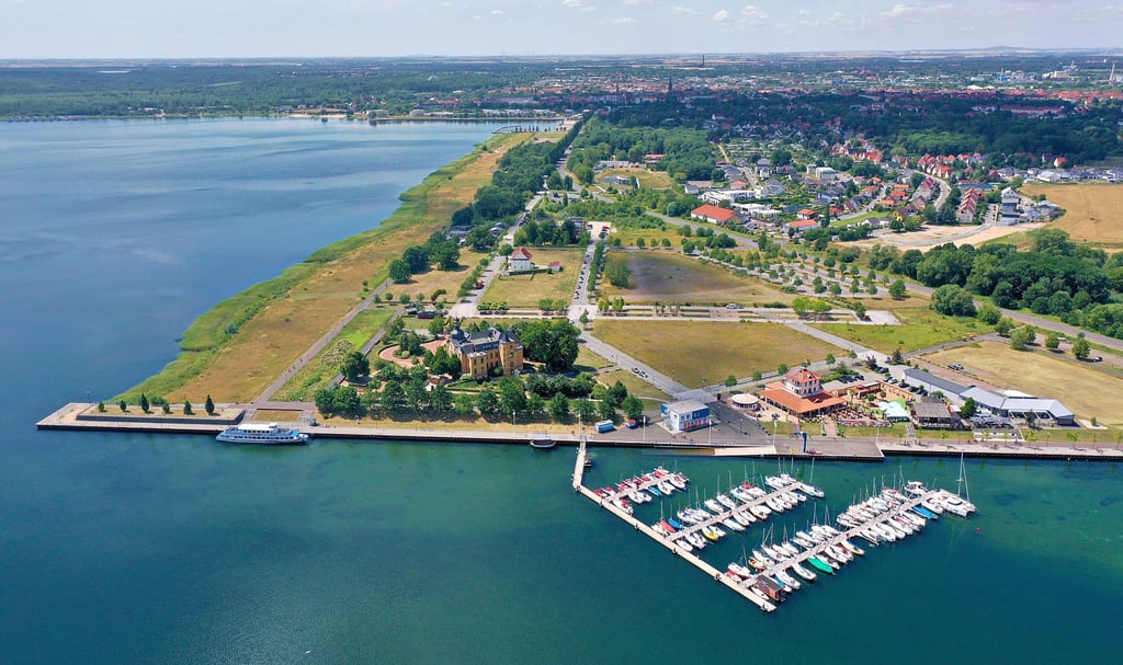 Die Goitzsche mit Marina, Seensucht (r.) und Bernstein-Villa (l.) sowie dem Stadthafen Bitterfeld im Hintergrund ist ein touristisches Highlight.