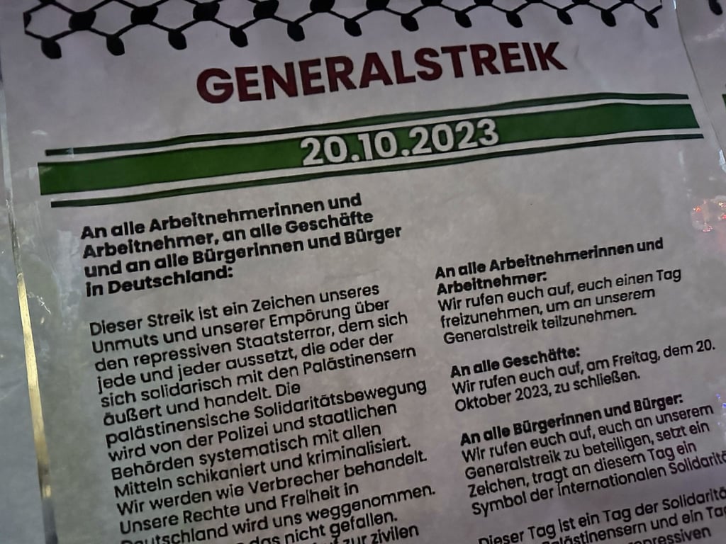 „Generalstreik“ steht auf einem Plakat, das in einem syrischen Lokal in Berlin-Neukölln hängt.