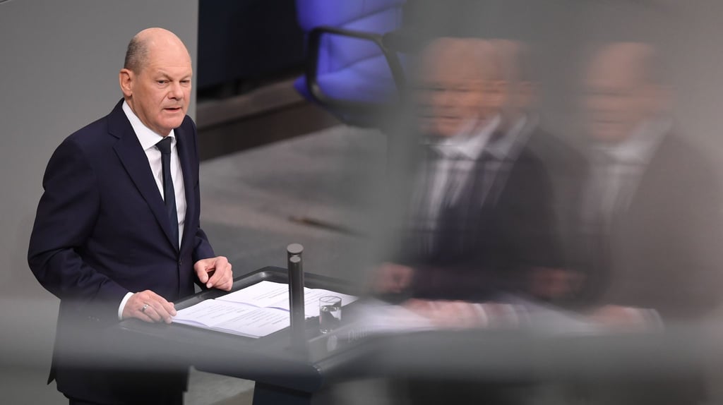 Bundeskanzler Olaf Scholz (SPD) gibt im Plenum des Deutschen Bundestages eine Regierungserklärung.