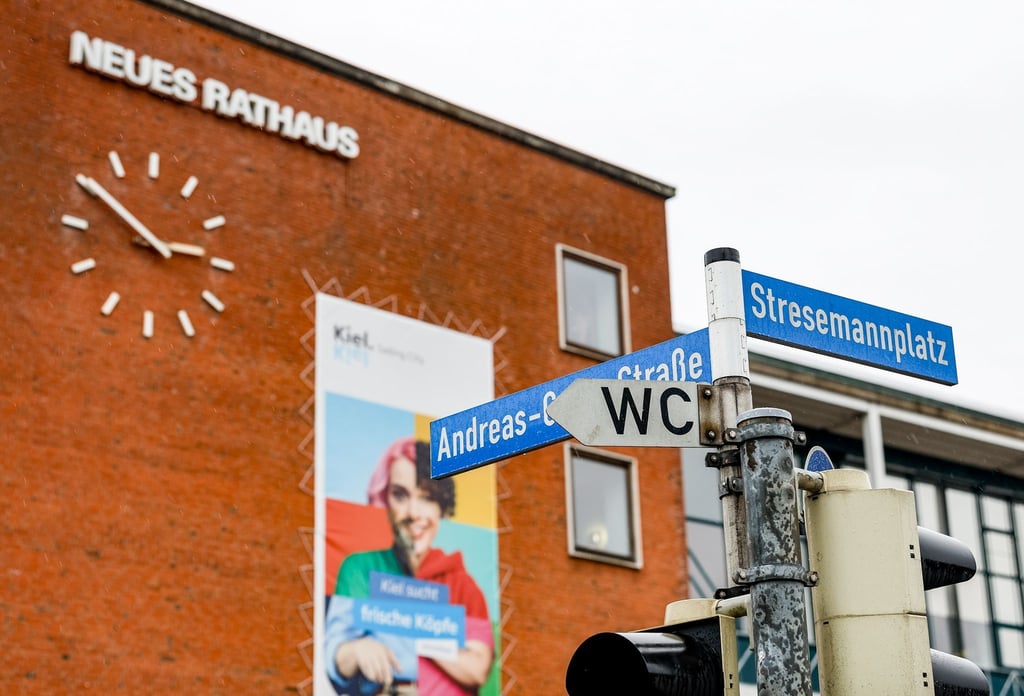 Straßenschilder kennzeichen die Kreuzung Andreas-Gayk-Straße und Stresemannplatz in Kiel, an der das Auto des tatverdächtigen 19-Jährigen mit einem anderen zusammenstieß.