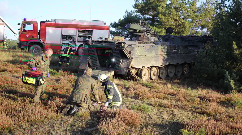 Zwei Panzer kollidieren.