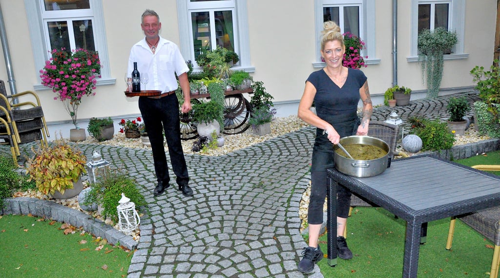 Silvana und Mathias Fritze freuen sich schon auf die Gäste in der "Alten Frieda". Die dürfen natürlich im gemütlichen Innenraum sitzen.