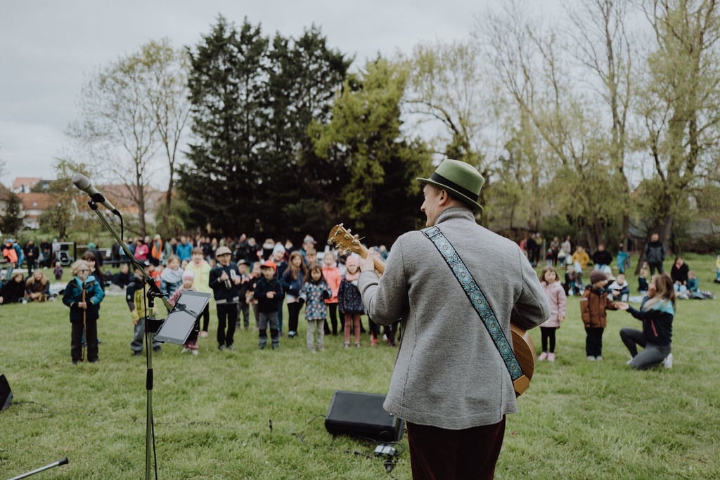 Zum Frühlingskonzert mit Toni Geiling in Brachwitz kamen rund 300 Gäste – darunter vor allem Eltern mit ihren Kindern.