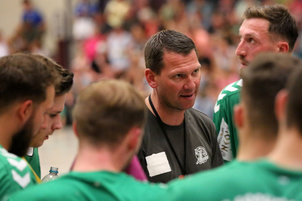 Ascherslebens Trainer Martin Wartmann steht für den Fall der Fälle bereit.