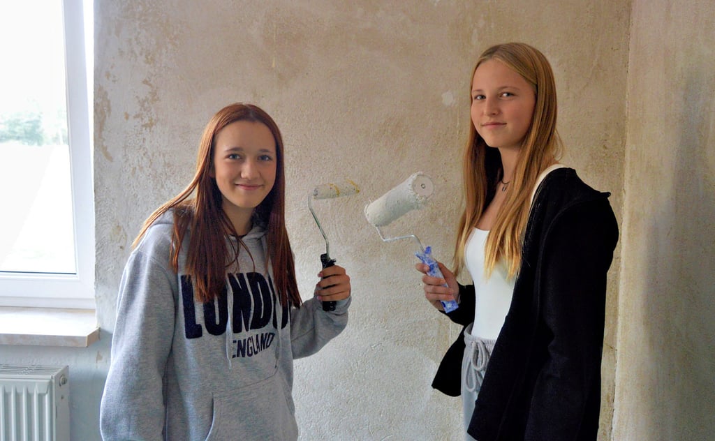 Josie Schmidt (l.) und Emma Krug helfen mit, die Räume im neuen Domizil des Heimatvereins Taucha zu renovieren.
