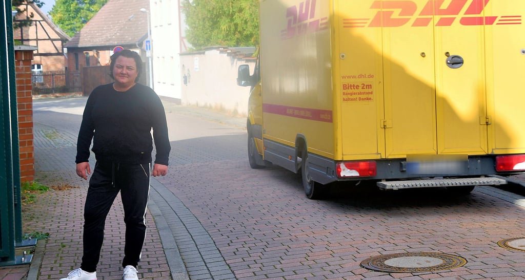 Fährt ein größeres Auto vorbei, wird es arg eng. Manche Autofahrer weichen dann auf den Fußweg aus – da, wo Michaela Wode im Bild steht.
