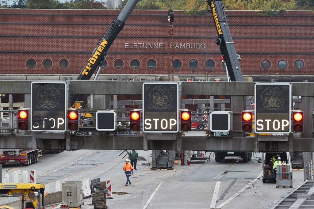 Kräne stehen auf einer Baustelle auf der Nordseite vor dem Elbtunnel.