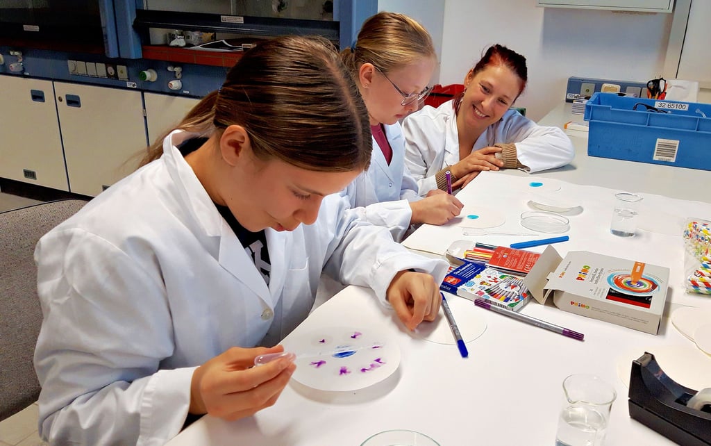 Helena Klausing (l.), Hanna und Claudia Rosenberger haben beim Experimentieren viel Freude.