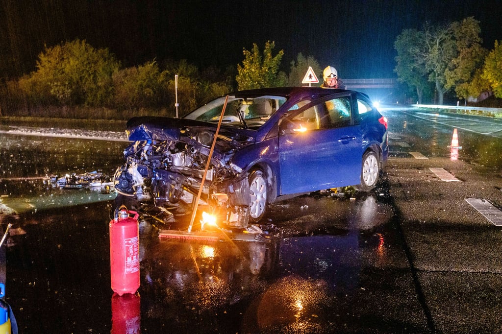 Zwei Pkw stießen am Morgen in Gräfenhainichen zur Auffahrt auf die B 100 am Gewerbegebiet West zusammen.