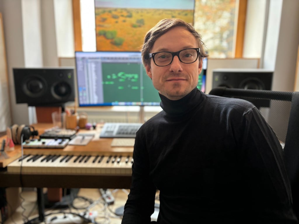 Sascha Blank in seinem Studio. Er erhält mit dem Dokumentarfilm „Wings of Dust“, für den er die Filmmusik geschrieben hat, den renommierten Student Academy Award.