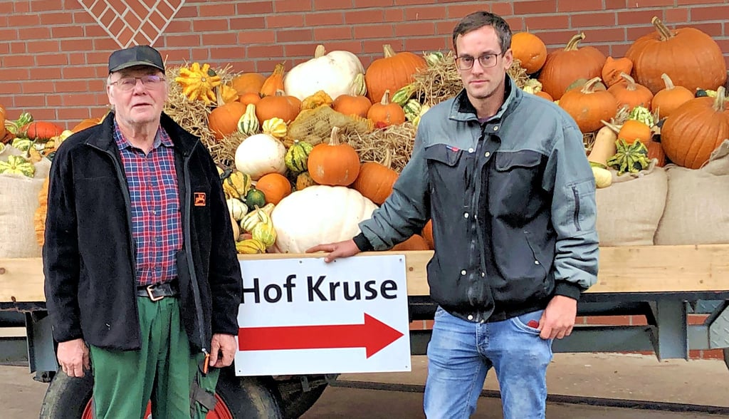 Heinrich Kruse (l.) hat mit Christoph Bierlein einen neuen Pächter für die nachhaltige Landwirtschaft am Hof Kruse gefunden.