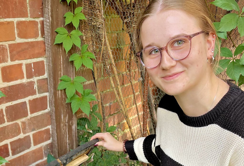 Emily Müller aus Arneburg bei ihrem Pflegekind in Buch bei Tangermünde – einem viel zu leichten Igel-Kind.