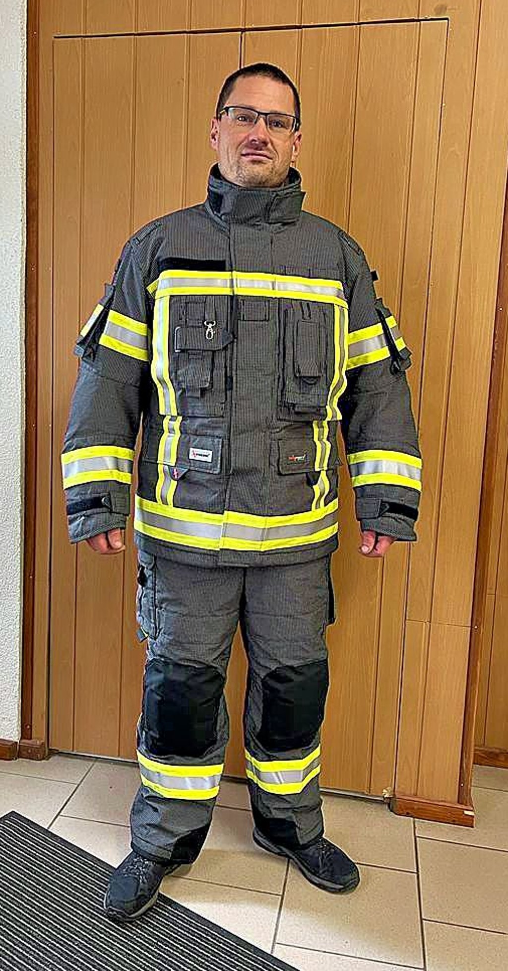 So sieht sie aus, die neue Bekleidung, die Pabstorfs Ortswehrleiter Kevin Romahn präsentiert.