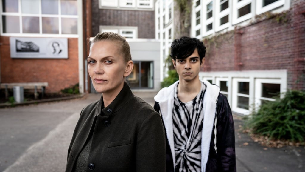 Helen Dorn (Anna Loos) trifft Denniz Burhan (Dominik Ganser) auf einem Schulgelände.