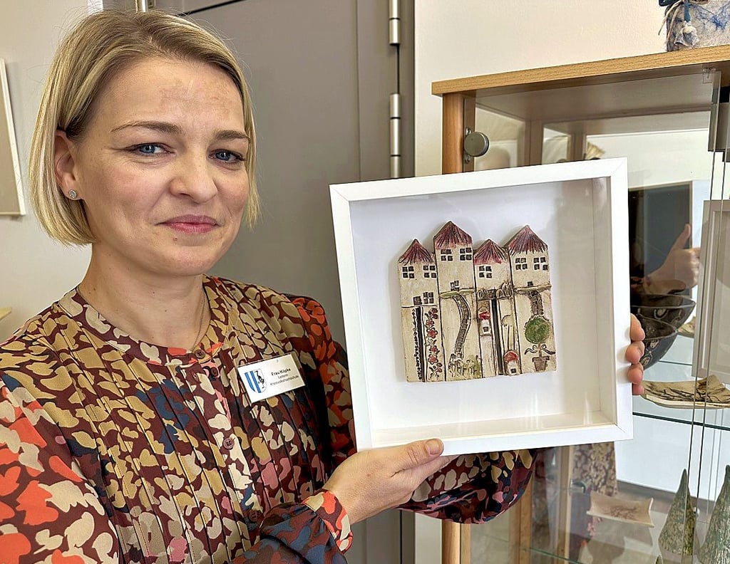 Ulrike Köpke, Leiterin der Kreisvolkshochschule, zeigt auf getöpferte Türme, die in einem Kurs hergestellt wurden.