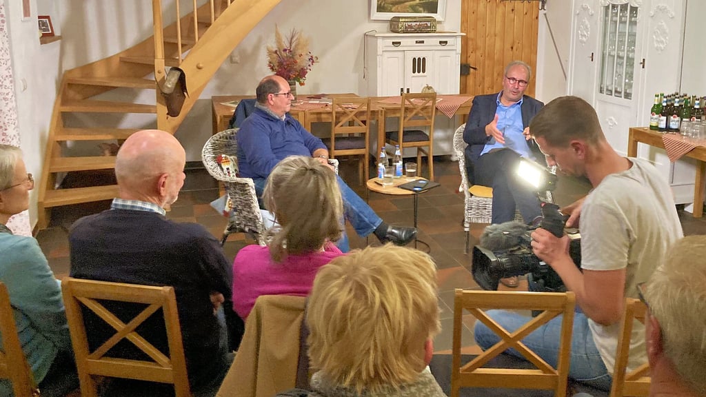 In einer Gesprächsreihe des Fördervereins Jahmo war ebendort am Abend des 18. Oktober Chefredakteur Marc Rath (rechts) zu Gast.