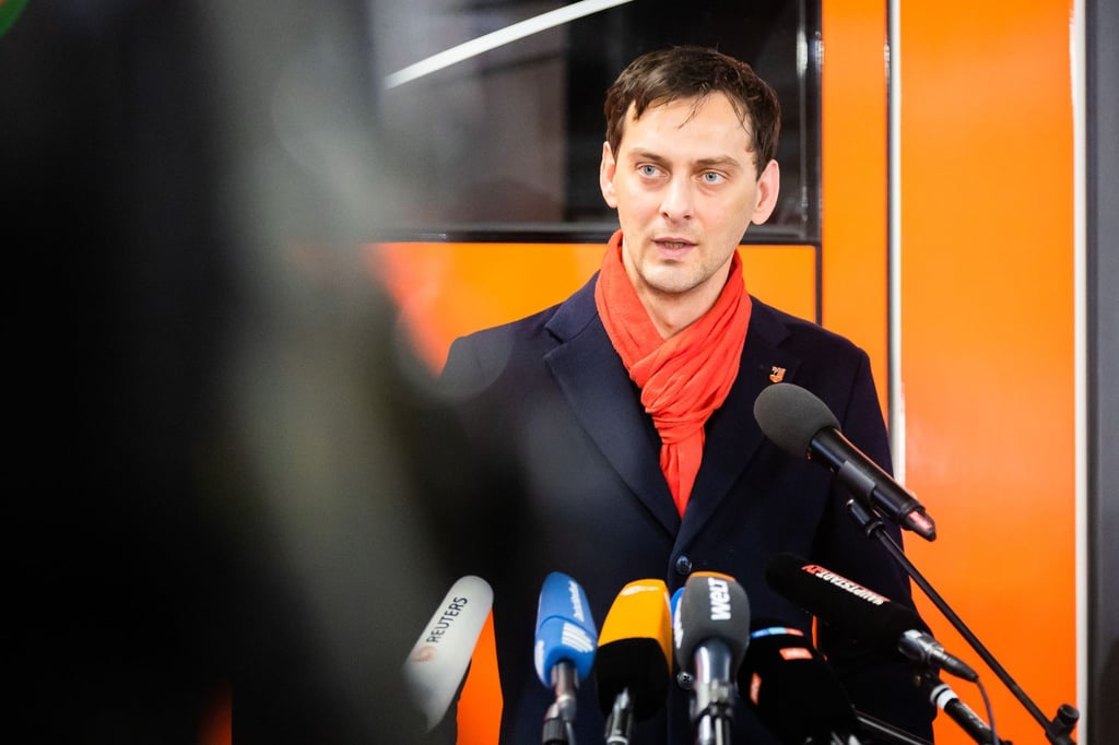 Martin Hikel (SPD), Bezirksbürgermeister von Berlin-Neukölln, spricht bei einem Pressestatement.