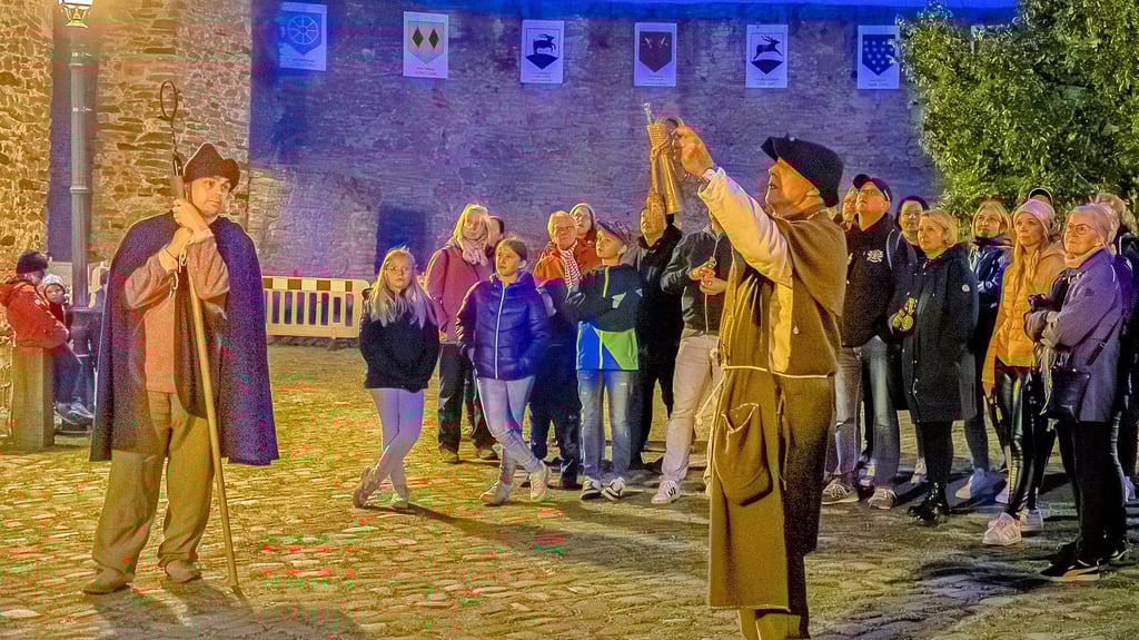 Ulrich Pettke, der Vorsitzende des Oebisfelder Heimatvereins, zeigt den Schaulustigen, die ihn bei der etwa zweistündigen Tour durch die Nacht begleiten wollen, wo das Gesindehaus steht. Zum ersten Mal wird der Wächter der Nacht von seinem "Sohn" (alias Sven Groneberg) begleitet.