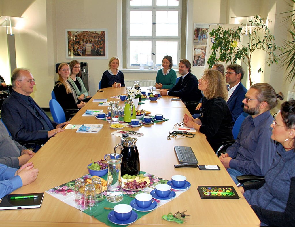 Reiner Haseloff im Gespräch mit Christine Mähler, der Leiterin von ConAct (3. von rechts), Christoph Maier (4. von rechts) sowie dem ConAct-Team.