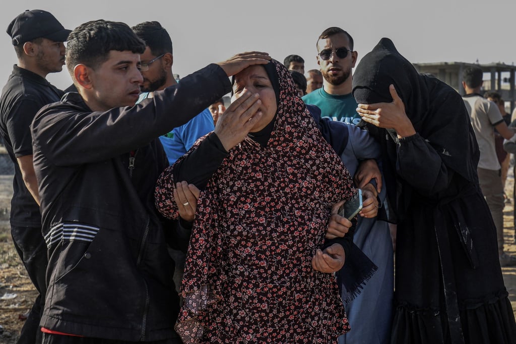 Menschen trauern in Rafah im Gazastreifen um Angehörige, die bei einem israelischen Luftangriff auf ihr Haus getötet wurden.