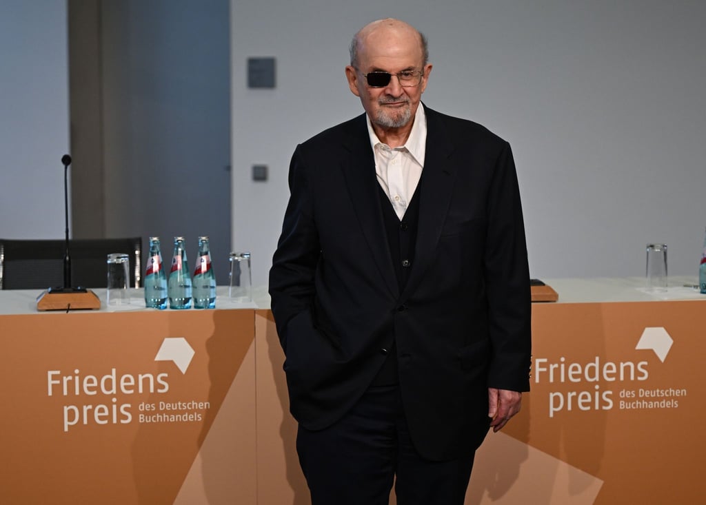 Der Autor Salman Rushdie kommt auf der Frankfurter Buchmesse zu einer Pressekonferenz.