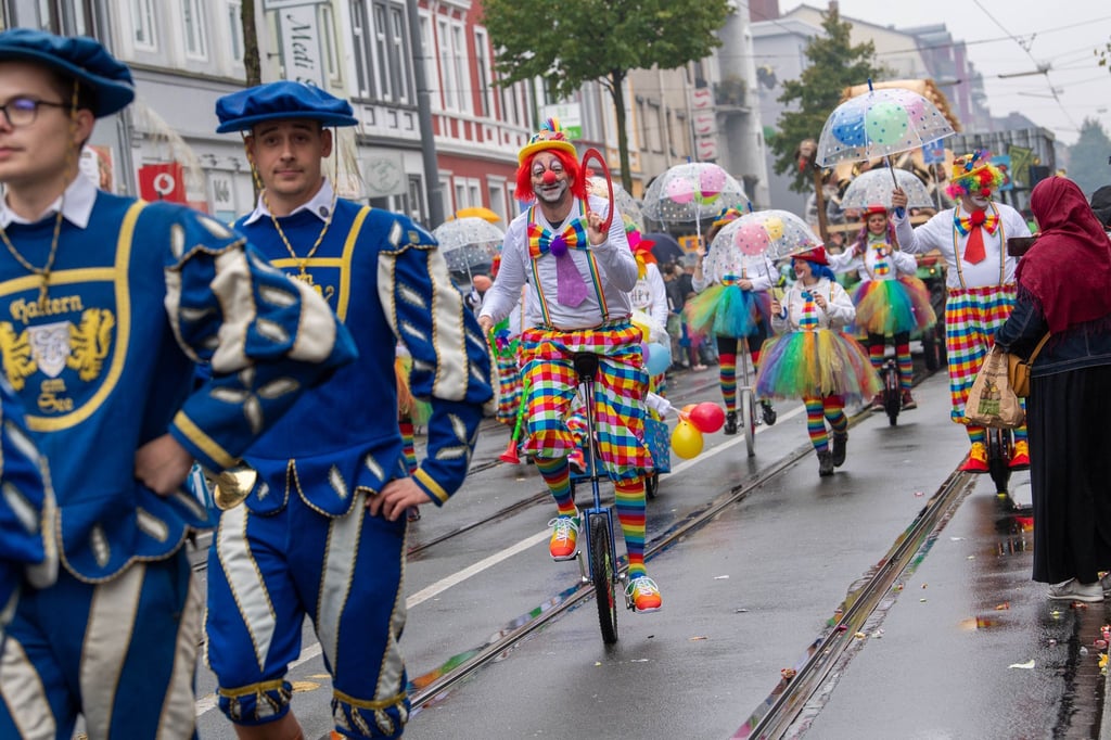 Teilnehmer des Umzuges auf dem 988. Bremer Freimarkt sind als Clowns verkleidet.