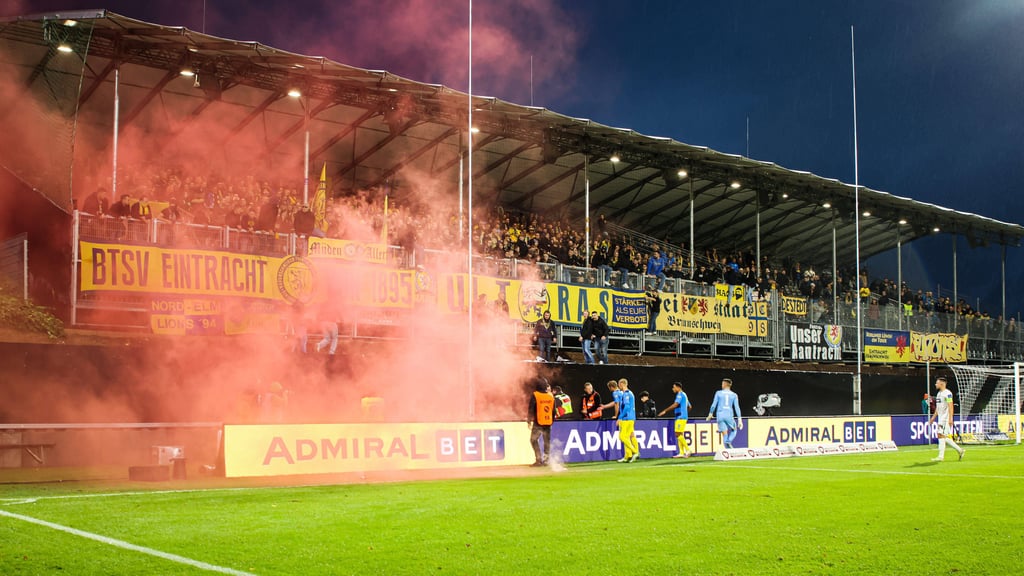Per Fernzünder lösten Hannover-Fans beim Spiel gegen den FC Magdeburg in Elversberg rote Rauchtöpfe im Braunschweiger Gästeblock. Ein Fan stürzte dabei und blieb unverletzt.