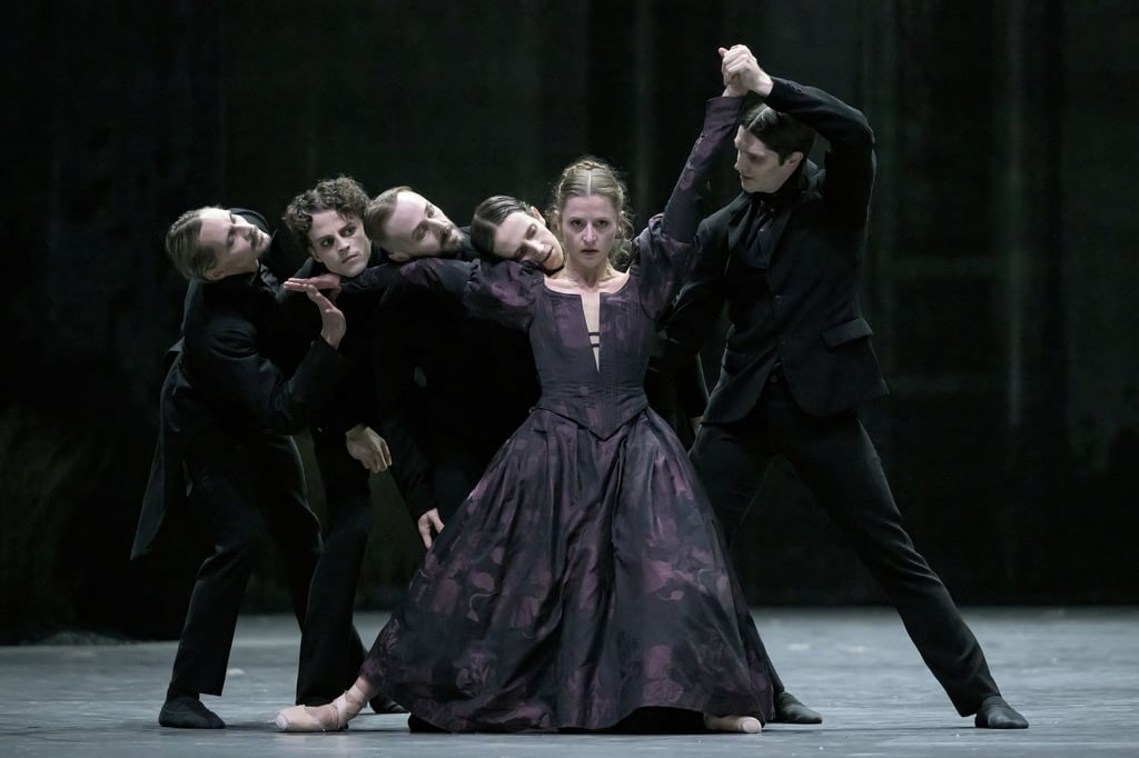 Szeen aus dem Tanzstück „Bovary“ nach dem Roman von Gustave Flaubert an der Deutschen Oper Berlin.