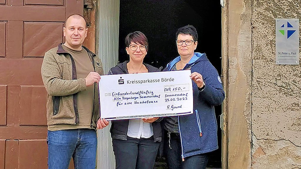 Pascal Kreis und Silvia Grund (r.) vom Förderverein „Dorn & Born“ händigten einen Spendenscheck auch an Mandy Orzel, Leiterin der Sommersdorfer Kita aus.