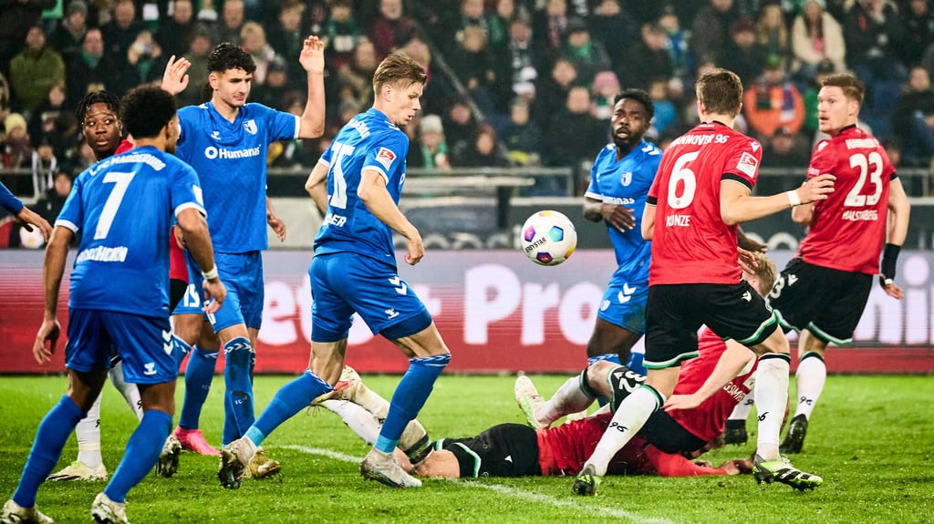 FCM-Spieler Daniel Elfadli hebt die Hände, Schiedsrichter Arne Aarnink pfiff einen Elfmeter für Hannover 96 gegen den 1. FC Magdeburg.
