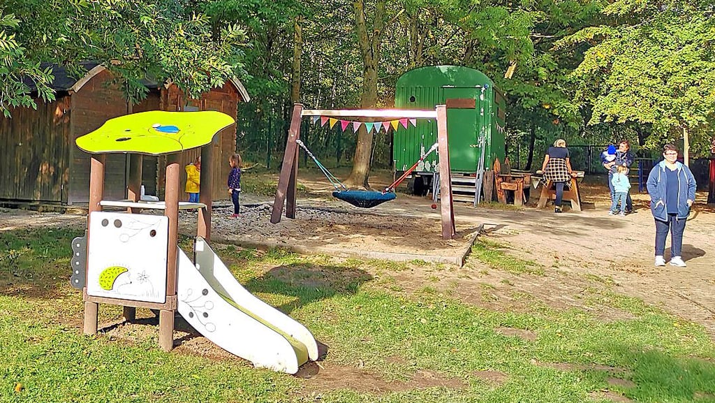 Blick auf den Spielplatz des Waldkindergartens Marienborn, der nun um ein neues Spiralschaukeltier bereichert werden soll.