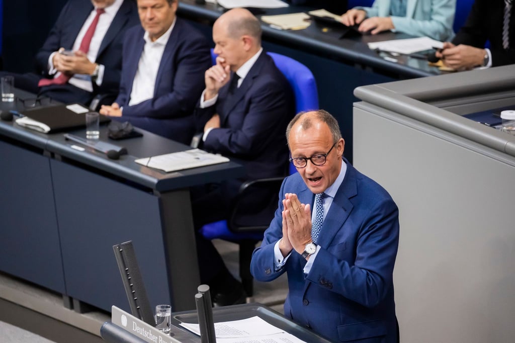 Friedrich Merz (r), CDU-Bundesvorsitzender und Unions-Fraktionsvorsitzender, spricht.