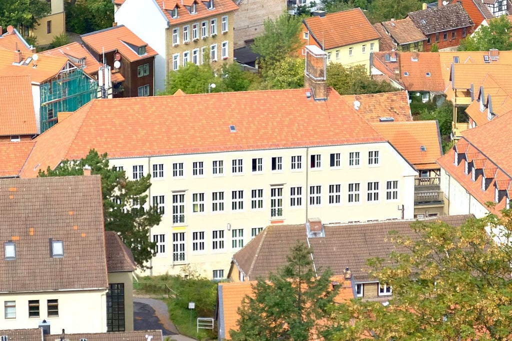 Hinter dieser sanierten Fassade schlummern im Baukörper vermutlich gesundheitsschädliche Altlasten aus den 1950er Jahren. Inzwischen sind alle Behörden-Mitarbeiter ausgezogen.
