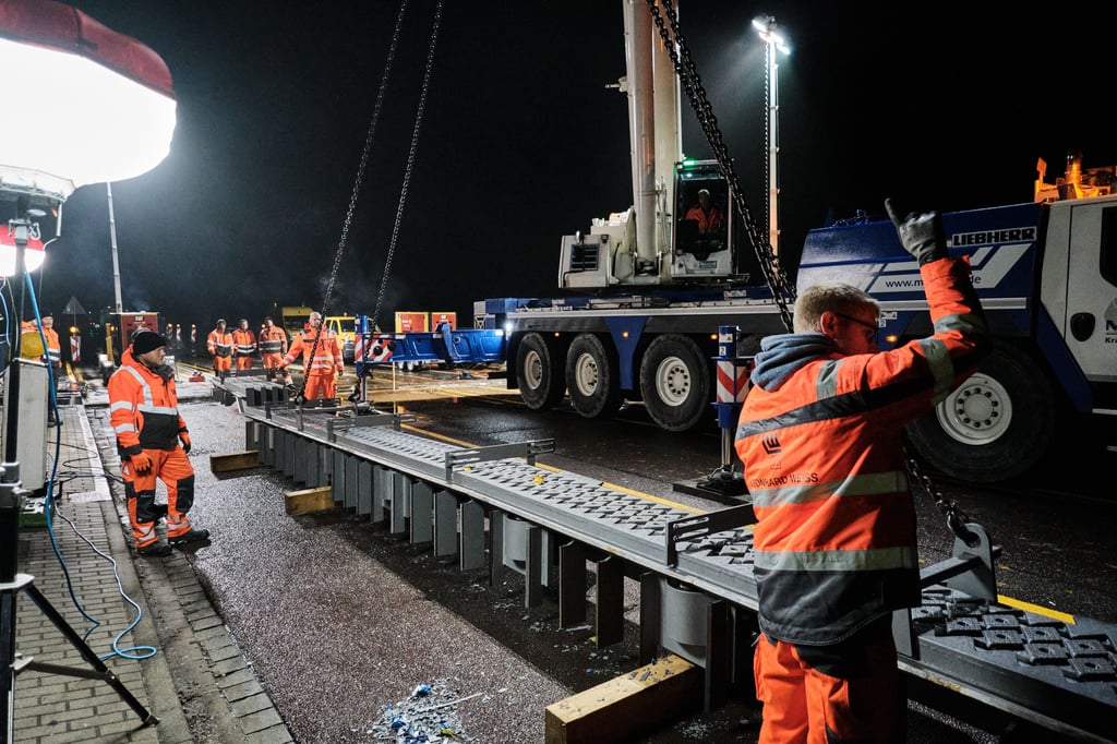 Die Bauarbeiten am späten Freitagabend an der Elbebrücke bei Roßlau. Der 9,5 Tonnen schwere Fahrbahnübergang ist angeschlagen.