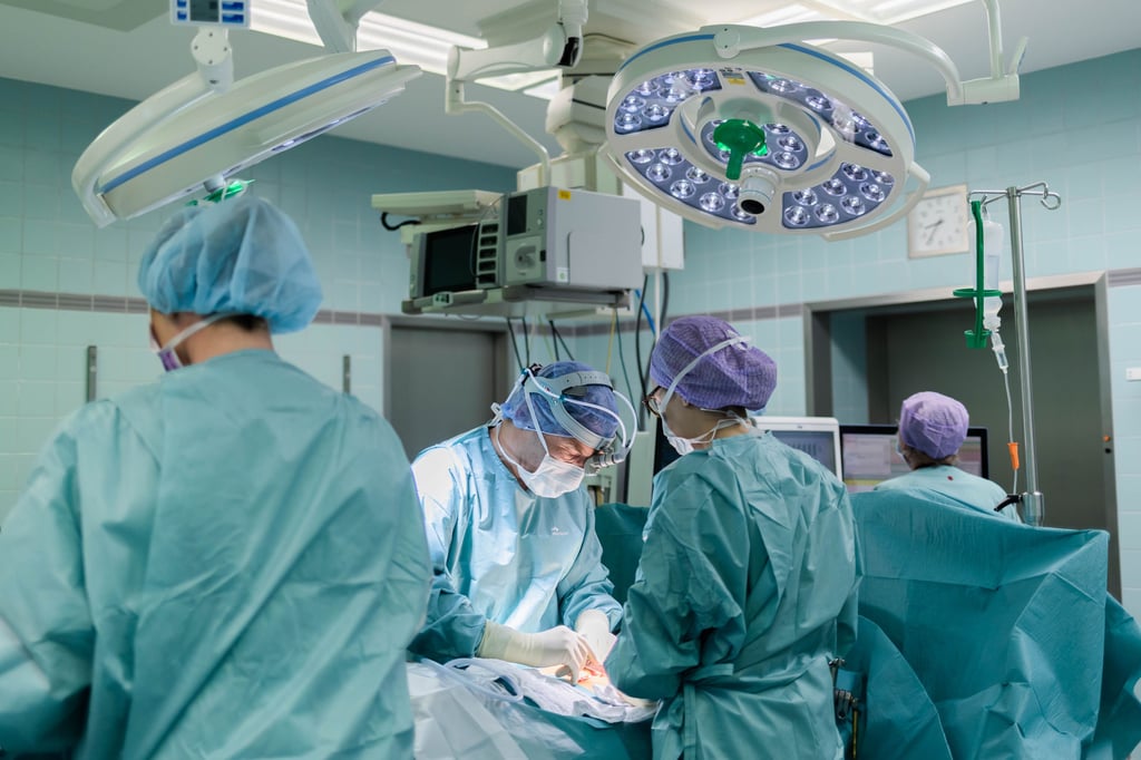 Prof. Dr. med. Martin Schostak, Direktor der Universitätsklinik für Urologie, Uroonkologie, robotergestützte und fokale Therapie Magdeburg, und sein Team bei der Lymphknotenoperation.