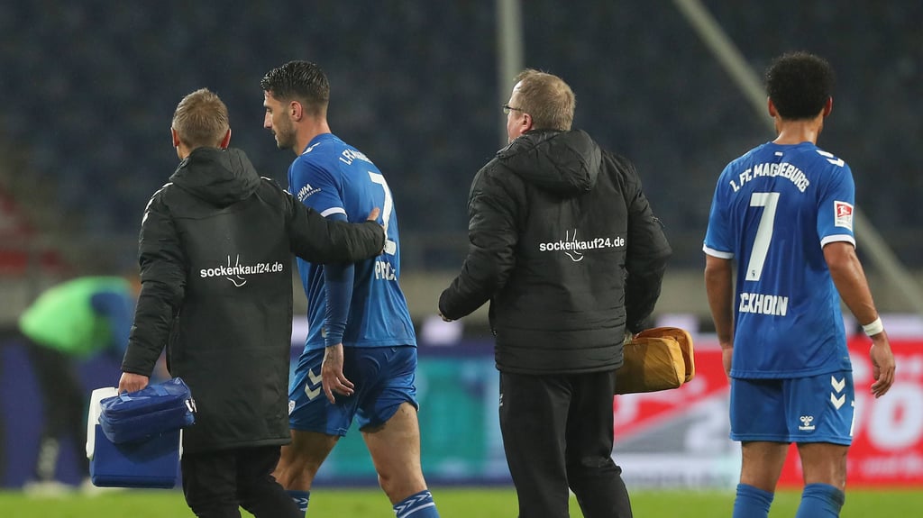 Cristiano Piccini vom 1. FC Magdeburg verlässt verletzt das Feld beim Zweitligaspiel in Hannover.