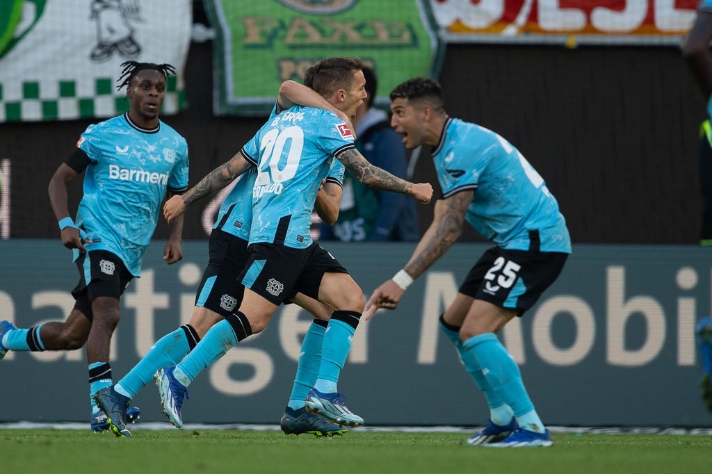 Leverkusens Alejandro Grimaldo (M) beschert der Werkself mit seinem Treffer zum 1:2 den vierten Sieg in Folge.