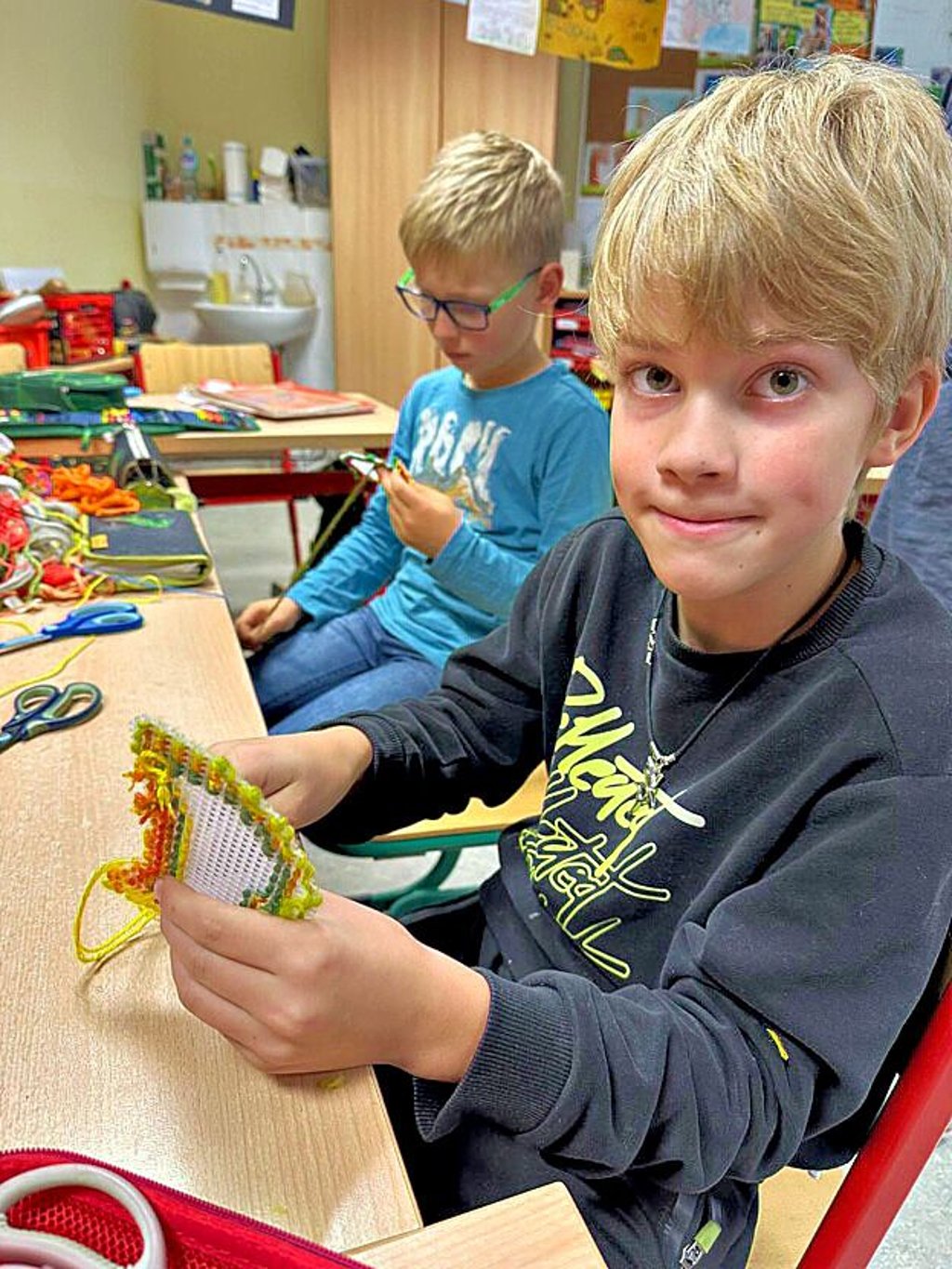 Lucas (9) aus Osterweddingen arbeitet hochkonzentriert mit den Schablonen.