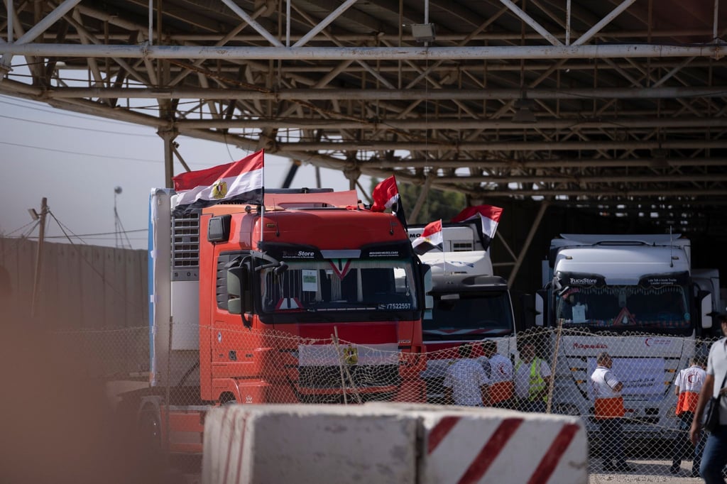 Lastwagen mit humanitärer Hilfe stehen auf der ägyptischen Seite der Grenze zum Gazastreifen in Rafah.