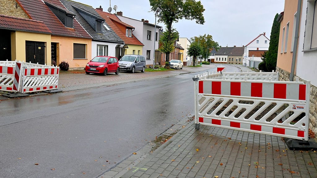 In Kroppenstedt sind etwa 45 Prozent der Tiefbauarbeiten abgeschlossen. Der Abschluss ist für März 2024 geplant.